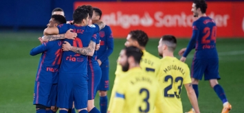 لاعبو أتلتيكو مدريد يحتفلون خلال فوزهم الهام على فياريال ببطولة دوري الدرجة الأولى الإسباني