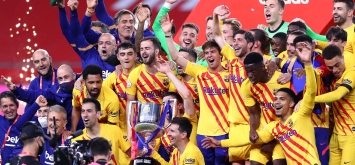 فرحة فريق برشلونة بعد الفوز على أتلتيك بلباو وتحقيق لقب كأس ملك إسبانيا (Getty)