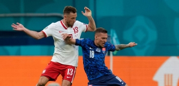البولندي ماسيج ريبوس (يسار) يتصارع على الكرة مع السلوفاكي لوكاس هاراسلين 