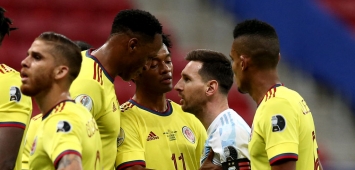 Lionel Messi of Argentina argues with Juan Cuadrado and Yerry Mina 