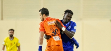 مهاجم الهلال بافتيمبي غوميز وحارس الحزم مليك عسلة بعد التعادل في الدوري السعودي (SPL)