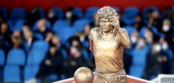 تمثال لأسطورة كرة القدم دييغو أرماندو مارادونا (Getty)