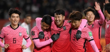 فرحة لاعبي كوريا الجنوبية بعد تسجيل هدف الفوز أمام الإمارات (Getty)