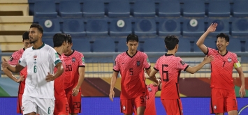 فرحة لاعبي كوريا الجنوبية بتسجيل الهدف الأول في شباك العراق ضمن تصفيات كأس العالم 2022 (Getty)
