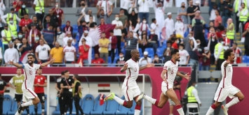 فرحة لاعبي المنتخب القطري بعد الفوز على مصر بركلات الترجيح في كأس العرب 2021 (Getty)