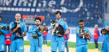 لاعبوا زينيت يحملون الكلاب على أرضية الملعب (Twitter/ fczenit_en)