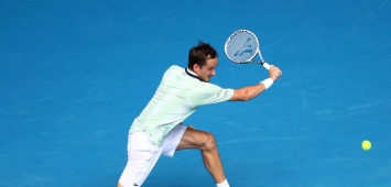 الروسي دانييل ميدفيديف خلال مباراته ضد السويسري هينري لاكسونين في بطولة أستراليا المفتوحة (Getty)