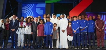 أمير قطر الشيخ تميم بن حمد مع نخبة من اللاعبين في افتتاح المعرض