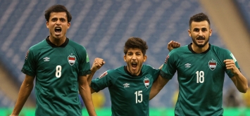 فرحة لاعبي العراق بعد الفوز على الإمارات