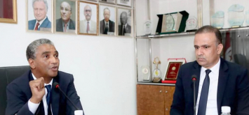 صورة أرشيفية تجمع وزير الرياضة كمال دقيش (على اليسار) ورئيس الاتحاد التونسي لكرة القدم وديع الجريء (على اليمين) ون ون winwin (FTT)