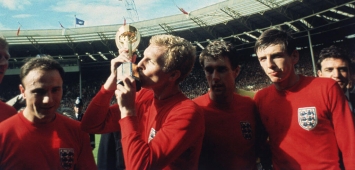 الإنجليزي بوبي مور Bobby Moore منتخب إنجلترا ملعب ويمبلي كأس العالم مونديال 1966 ون ون winwin