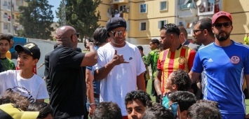النجم البرازيلي رونالدينيو رفقة بعض المشجعين خلال زيارته إلى تونس