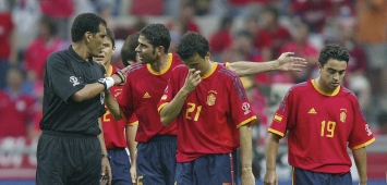 الحكم المصري جمال الغندور من مباراة إسبانيا وكوريا الجنوبية في مونديال 2002 winwin ون ون