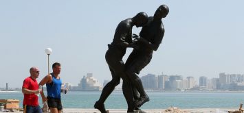 تمثال ضربة الرأس للاعب السابق زين الدين زيدان في قطر ون ون winwin