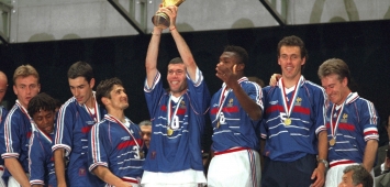 زين الدين زيدان يرفع لقب كأس العالم في نسخة فرنسا 1998 (Getty) ون ون winwin