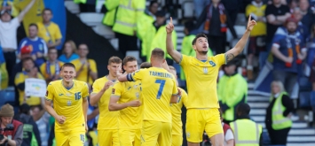 لقطة من احتفال لاعبي منتخب أوكرانيا بالفوز على اسكتلندا في نصف نهائي الملحق الأوروبي (Getty)