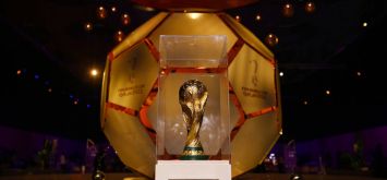 مُجسم كأس العالم لكرة القدم 2022 (Getty)