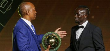 السنغالي ساديو ماني رفقة رئيس الاتحاد الأفريقي لكرة القدم باتريس موتسيبي بحفل جوائز الكاف 2022(Getty)
