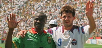 من اليمين الروسي أوليغ سالينكو والكاميروني روجيه ميلا من كأس العالم 1994 winwin ون ون
