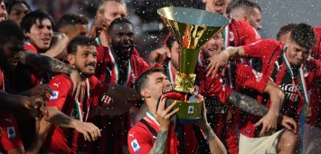 لاعبو فريق ميلان أثناء الاحتفال بلقب الدوري الإيطالي 2021-22 (Getty) ون ون winwin