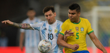 كارلوس كاسيميرو وليونيل ميسي من مباراة سابقة بين البرازيل والأرجنتين (Getty) ون ون winwin