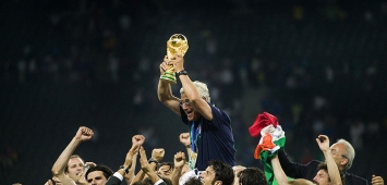 أرشيفية-المدرب الإيطالي مارشيلو ليبي يحتفل بكأس العالم 2006 مع لاعبي إيطاليا (Getty)