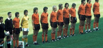 يوهان كريوف أول لاعب من اليسار خلال مواجهة هولندا وبلغاريا في مونديال 1974 (Getty) ون ون winwin