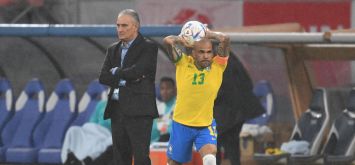 داني ألفيس بقميص منتخب البرازيل ويظهر خلفه تيتي مدرب السامبا (Getty/غيتي) ون ون winwin