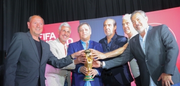أساطير الأرجنتين يحتفون بمجسم كأس العالم قبل 23 يومًا من انطلاق مونديال قطر غيتي ون ون win win Getty