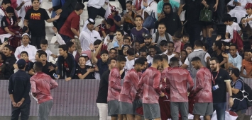 لاعبو المنتخب القطري أبدوا سعادتهم بحضور جماهير العنابي التي جاءت لمساندتهم في التدريبات (Getty) ون ون winwin