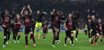 لاعبو ميلان يحتفلون بالفوز على يوفنتوس في الدوري الإيطالي 2022-23 (Getty) ون ون winwin