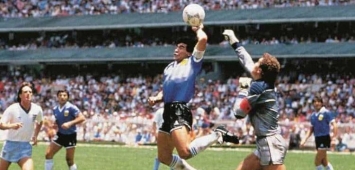 الكرة التي استخدمها دييجو مارادونا لتسجيل هدفه المشهور أمام إنجلترا في كأس العالم 1986 تدخل في مزاد الشهر المقبل