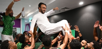 لاعبو المنتخب السعودي يحتفلون مع الأمير عبدالعزيز بن تركي الفيصل بالفوز على الأرجنتين في مونديال 2022 ون ون winwin