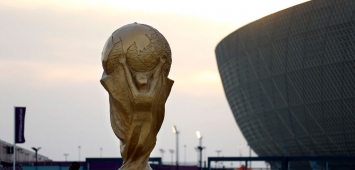 تمثال لكأس العالم لكرة القدم يقف خارج استاد لوسيل، الذي سيستضيف المباراة النهائية خلال مونديال قطر 2022 غيتي ون ون win win (Getty)