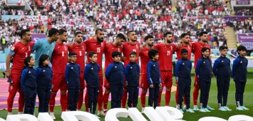 لاعبو إيران أثناء عزف النشيط الوطني قبل مباراة إنجلترا في كأس العالم 2022 (Getty) ون ون winwin