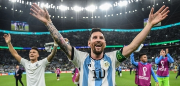ليونيل ميسي قائد منتخب الأرجنتين يحتفل مع الجماهير بعد الفوز على المكسيك في كأس العالم 2022 ون ون winwin