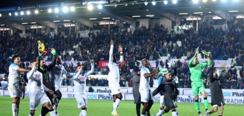 لاعبو نابولي يحتفلون بالفوز على أتلانتا في الدوري الإيطالي 2022-23 ون ون winwin