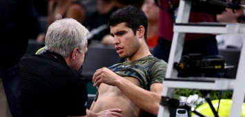كارلوس ألكاراز أثناء خضوعه للعلاج من طبيبه قبل اتخاذ قرار انسحابه من بطولة باريس(Getty)