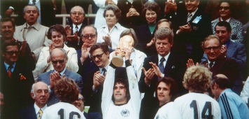 غيرد مولر مهاجم ألمانيا الأسطوري يحمل كأس العالم 1974 (Getty/غيتي) ون ون winwin