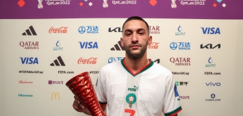 الدولي المغربي حكيم زياش حاملا جائزة أفضل لاعب في مباراة بلجيكا (Getty) ون ون winwin