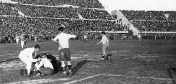 أرشيفية - مباراة الأوروغواي والأرجنتين 4-2 في نهائي كأس العالم 1930 (Getty)