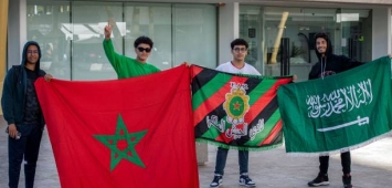مشجعون يرفعون الأعلام العربية التي أحرزت الفوز في كأس العالم 