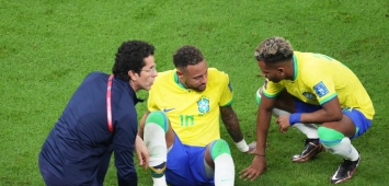 نيمار ظل يتألم داخل الملعب بسبب إصابة كاحله خلال لقاء البرازيل وصربيا (Getty/غيتي) ون ون winwin
