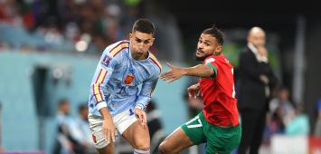 المغربي بوفال في صراع على الكرة مع الإسباني توريس