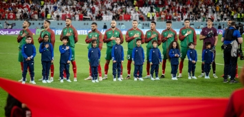 لاعبي المنتخب المغربي أثناء أداء السلام الوطني قبل بداية المواجهة ضد إسبانيا (Getty) ون ون winwin