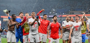 لاعبو سويسرا يحتفلون بالفوز على صربيا والتأهل إلى الدور الثاني من كأس العالم 2022 (Getty) ون ون winwin