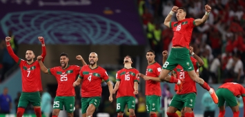 لحظة احتفال لاعبي المغرب بالفوز على إسبانيا (Getty)