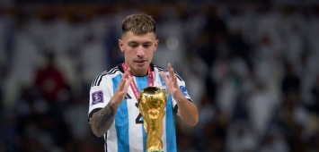 الأرجنتيني ليساندرو مارتينيز يحتفل بكأس العالم (Getty)
