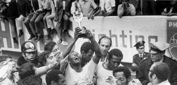 بيليه يرفع لقب كأس العالم في نسخة المكسيك 1970(Getty)