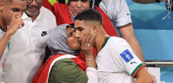 قبلة حكيمي على رأس والدته تخطف الأنظار بعد فوز المغرب على بلجيكا